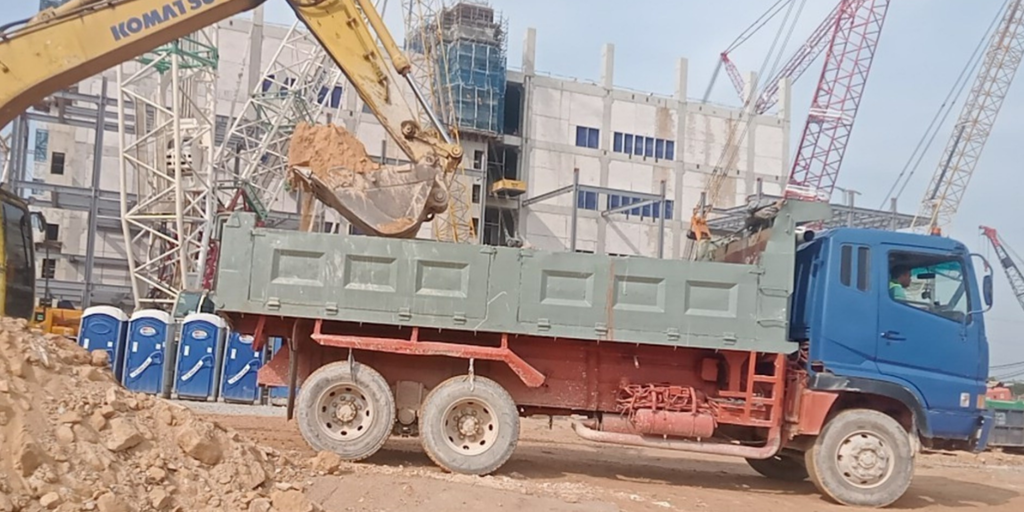 excavator tipper earthwork data centre iskandar puteri.jpg