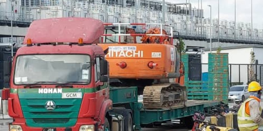 Hitachi excavator transported by low loader to SILC Gelang Patah Johor for industrial project