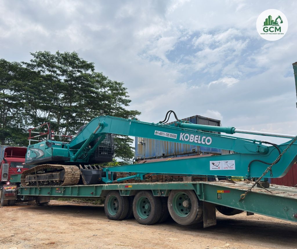 03.08.2026 new machinery is installed long arm on excavator for deep excavate job at iskandar puter, machinery this out of deliver to project site iskandar puteri
