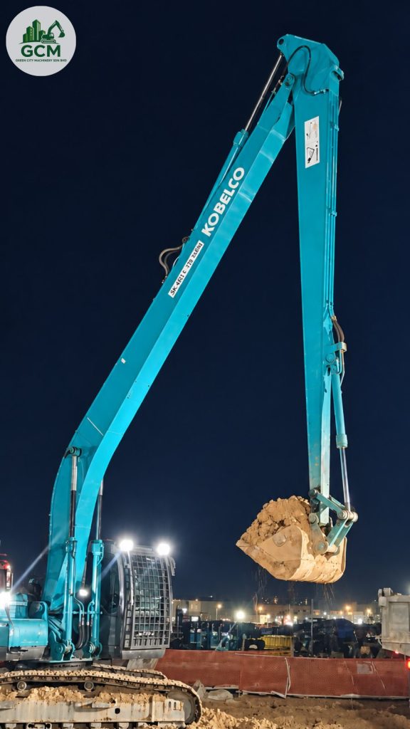 Night Shift Earthworks in Johor: What Has to Be in Place Before the Lights Go On Long arm excavator working at night under work lights at a project site in Iskandar Puteri, Johor